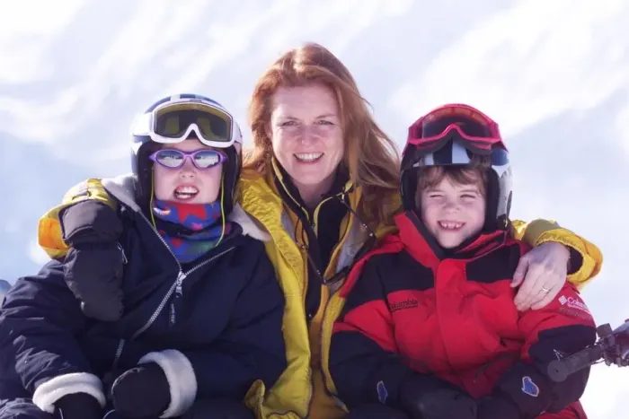 Framed Print : Duchess of York with daughters Princess Eugenie and Princess Beatrice at the Swiss Ski