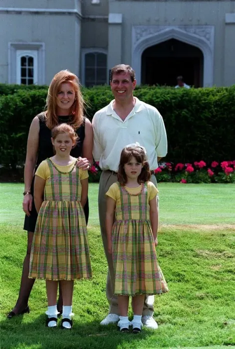 Framed Print : Duchess Of York, July 1998 With Prince Andrew and their two daughters Eugenie