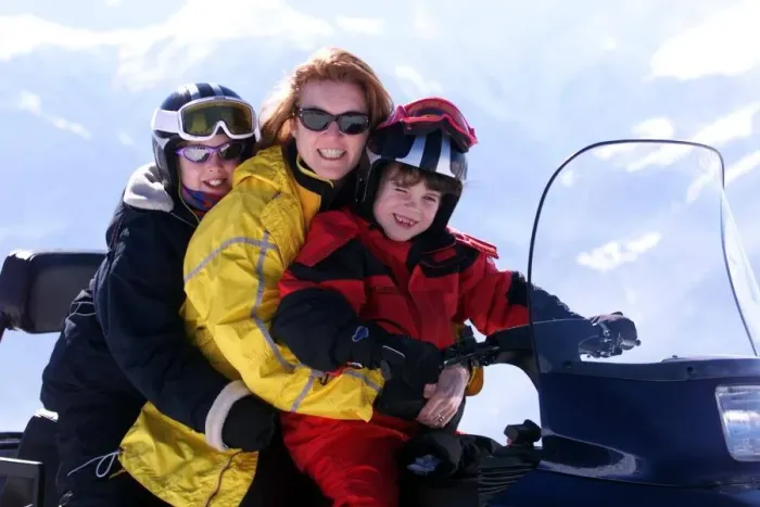 Framed Print : DUCHESS OF YORK Sarah Ferguson February 1999 WITH PRINCESS BEATRICE AND EUGENIE on a ski