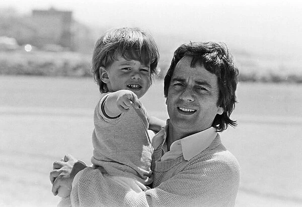 Dudley Moore, Aug 1978 actor comedian and pianist with his two