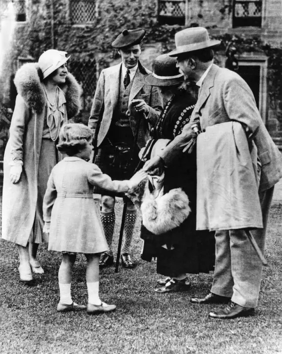 Framed Print : The Duke and Duchess of York with their daughter Elizabeth