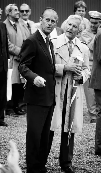 Framed Print : The Duke of Edinburgh visits a film set, chatting to Sam Wanamaker - 17 / 7 / 1987 Framed Print : The Duke of Edinburgh visits a film set, chatting to Sam Wanamaker - 17 / 7 / 1987