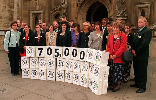 Dunblane families at Westminster today to deliver Snowdrop petition against gun