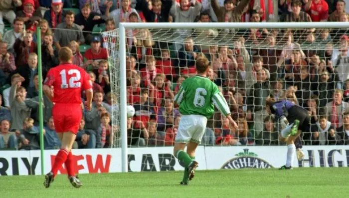 Framed Print : Duncan Shearer scores a goal for Aberdeens during their match against Hibernian in