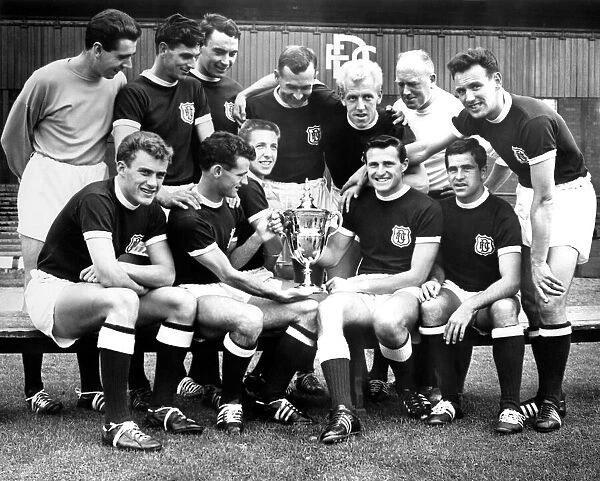 Dundee Scottish League champions, 1961  /  62, Photocall with trophy