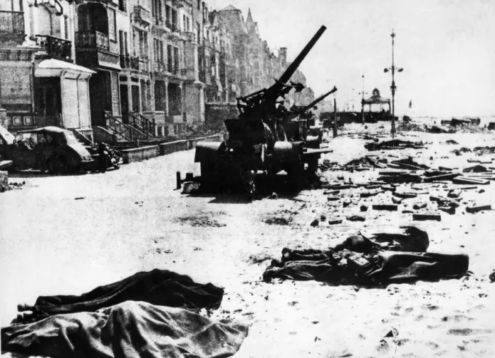 Framed Print : The Dunkirk evacuation, the evacuation of Allied soldiers from the beaches Framed Print : The Dunkirk evacuation, the evacuation of Allied soldiers from the beaches