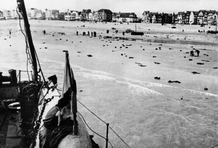 Framed Print : The Dunkirk evacuation, the evacuation of Allied soldiers from the beaches Framed Print : The Dunkirk evacuation, the evacuation of Allied soldiers from the beaches