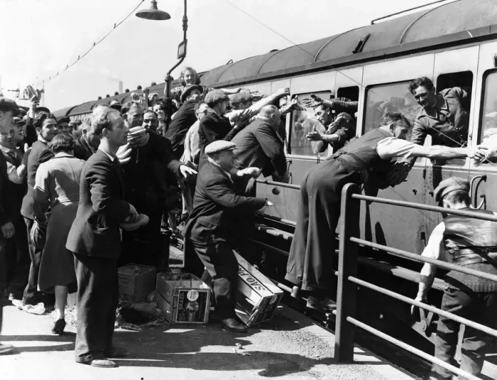 Framed Print : The Dunkirk evacuation, the evacuation of Allied soldiers from the beaches Framed Print : The Dunkirk evacuation, the evacuation of Allied soldiers from the beaches