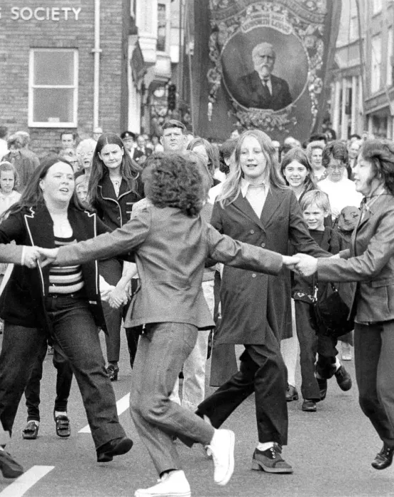 Framed Print : Durham Miners Gala - Young girls enjoy the parade