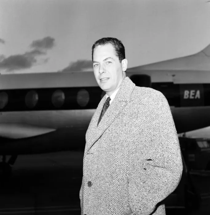 Framed Print : Dutch magician Fred Kaps arriving at Heathrow Airport before his appearance before forty