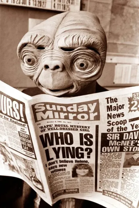 Framed Print : E. T reading Sunday Mirror Newspaper - October 1982 Extra Terrestrial Framed Print : E. T reading Sunday Mirror Newspaper - October 1982 Extra Terrestrial