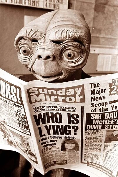E. T reading Sunday Mirror Newspaper - October 1982 Extra Terrestrial
