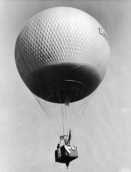 Early Hot Air balloon in flight. September 1912