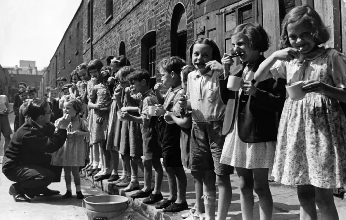 Framed Print : The East End teeth cleaning parade. July 1941