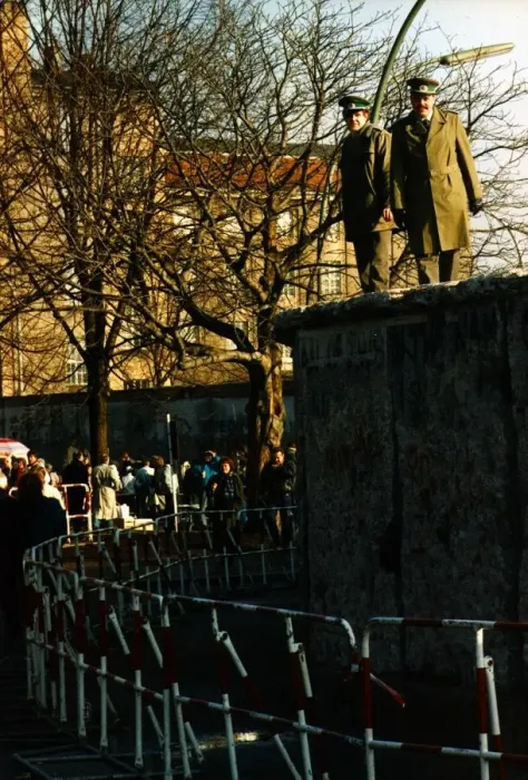 Framed Print : EAST GERMAN BORDER GUARDS ON TOP OF THE BERLIN WALL IN FEBRUARY 1990 - 15  /  02  /  1990