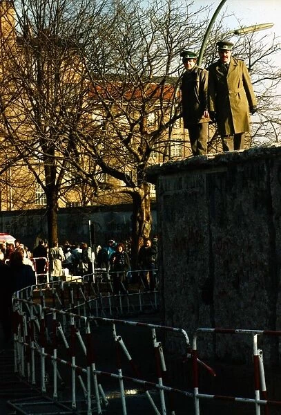 EAST GERMAN BORDER GUARDS ON TOP OF THE BERLIN WALL IN FEBRUARY 1990 - 15  /  02  /  1990