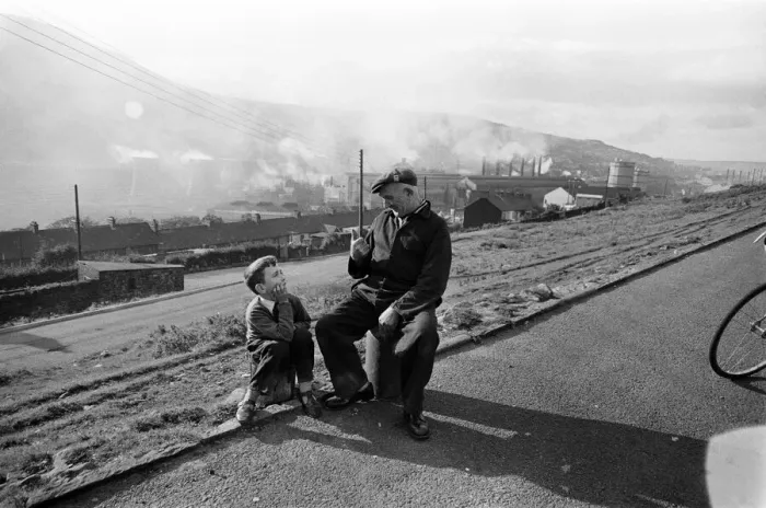 Framed Print : Ebbw Vale, Blaenau Gwent, Wales. September 1960