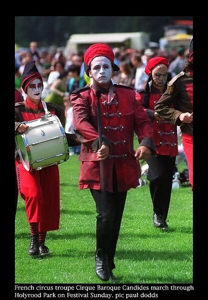 Edinburgh fringe festival august 1997 cirque baroque candides french circus troupe march