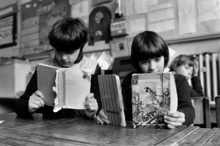 Framed Print : Education: Lack of text books in the early 1980s led to school children having to Framed Print : Education: Lack of text books in the early 1980s led to school children having to