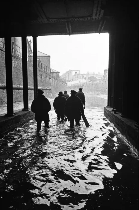 Framed Print : Edward Farmer and his gang wade through the flow back from the Thames into the Kings Framed Print : Edward Farmer and his gang wade through the flow back from the Thames into the Kings