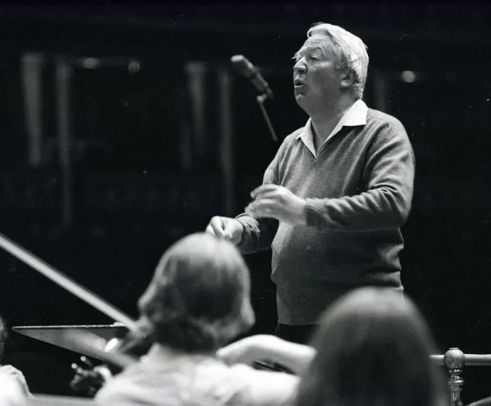 Framed Print : Edward Heath rehearsing the 107 strong European Community Youth Orchestra at the Royal