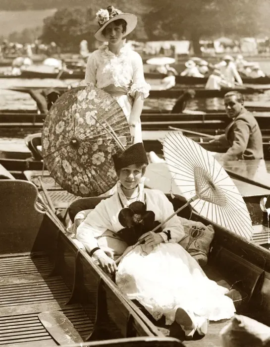 Framed Print : Two edwardian ladies enjoying the sun and the river at the Henley Regatta Women