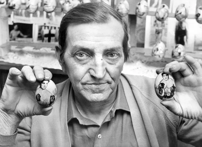 Framed Print : Egg man'Jack Craig holds up two of his portraits of former heavyweight boxing