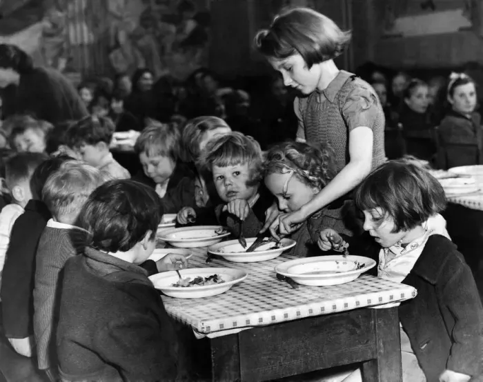 Framed Print : Eileen Meakin, aged 13, with some of her little charges at a Hoxton Children