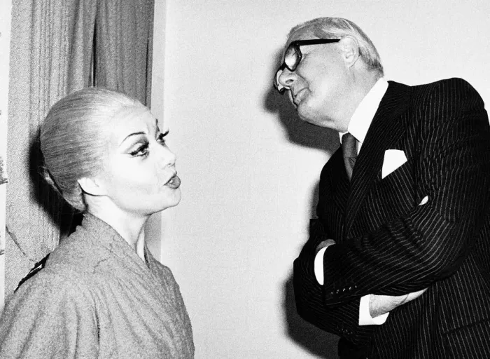 Framed Print : Elaine Paige chats to Prime Minister James Callaghan - October 1978 Dbase Framed Print : Elaine Paige chats to Prime Minister James Callaghan - October 1978 Dbase