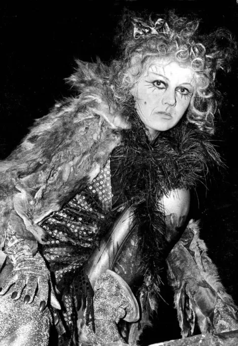 Framed Print : Elaine Paige in costume for her role as Grizabela in original London production of