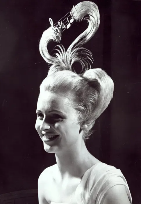 Framed Print : Eleanora Ward seen here at the exhibition of hairstyles in Glasgow sporting a musical Framed Print : Eleanora Ward seen here at the exhibition of hairstyles in Glasgow sporting a musical