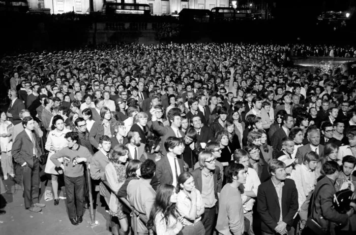 Framed Print : Election night scene in Trafalgar Square as people watch Ted Heath