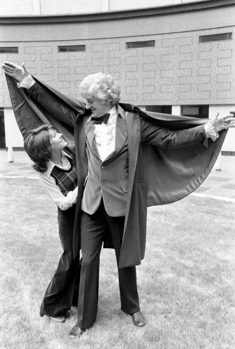 Framed Print : Elisabeth Sladen with Jon Pertwee standing in the courtyard of BBC Television Centre