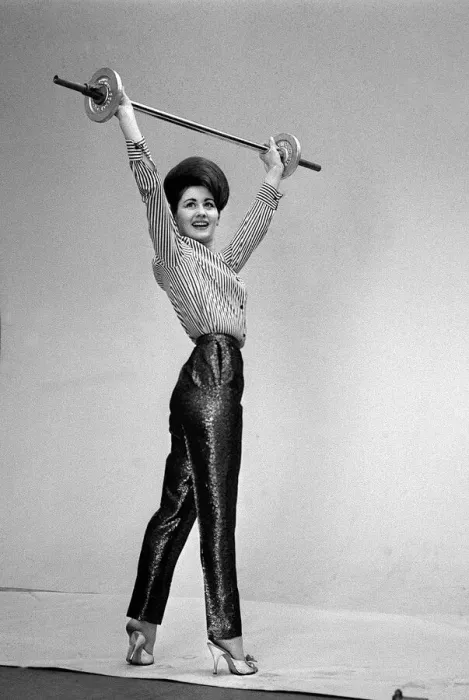 Framed Print : Elizabeth Kent January 1963 Actress lifting weights Framed Print : Elizabeth Kent January 1963 Actress lifting weights