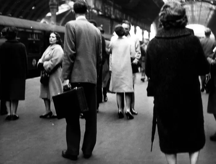 Framed Print : Elizabeth Taylor 1963 Paddington Station kissing on platform