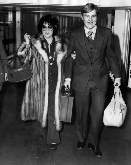 Framed Print : Elizabeth Taylor actress arriving at Heathrow airport London from Washington with her Framed Print : Elizabeth Taylor actress arriving at Heathrow airport London from Washington with her