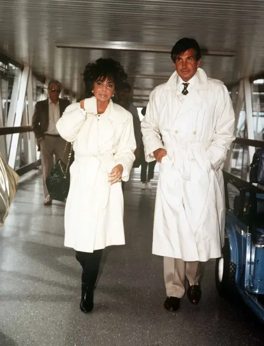 Framed Print : Elizabeth Taylor actress August 1986 at Heathrow Airport with George Hamilton Framed Print : Elizabeth Taylor actress August 1986 at Heathrow Airport with George Hamilton