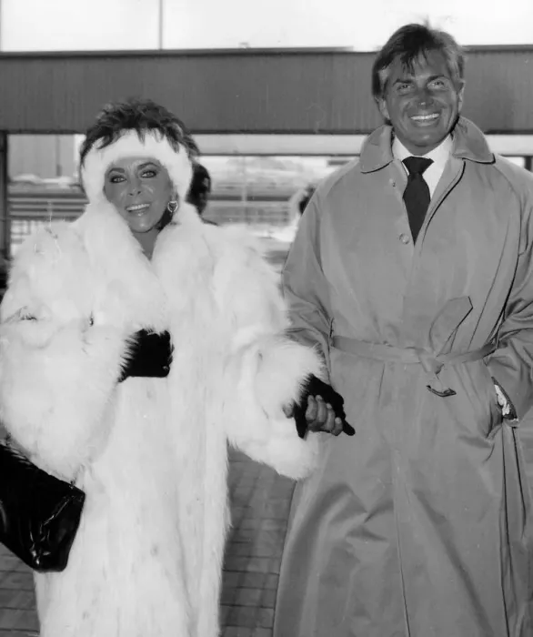 Framed Print : Elizabeth Taylor actress and George Hamilton at Heathrow Airport leaving for New York