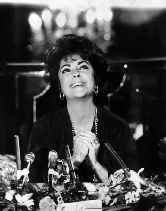 Framed Print : Elizabeth Taylor actress at a press conference to publicise her play The Little Foxes Framed Print : Elizabeth Taylor actress at a press conference to publicise her play The Little Foxes
