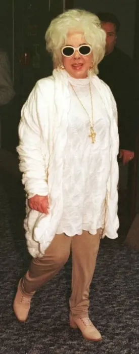 Framed Print : Elizabeth Taylor arrives at Heathrow Airport April 1999 from Los Angeles