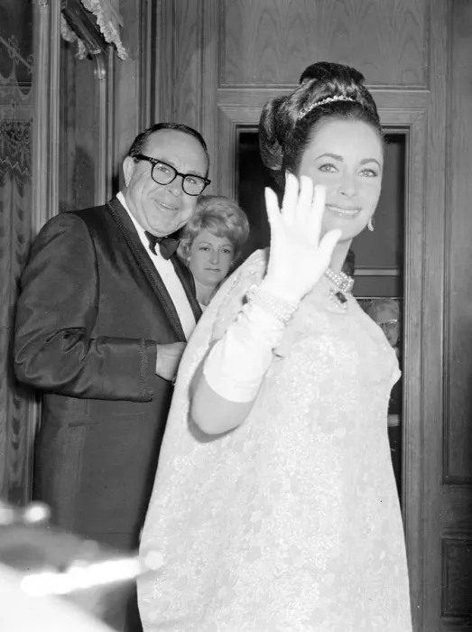 Framed Print : Elizabeth Taylor arrives waving and smiling at Bistro in Beverly Hills