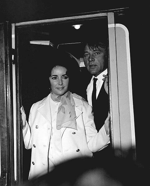 Elizabeth Taylor Aug 1968 and husbad Richard Burton (R) at Waterloo Station