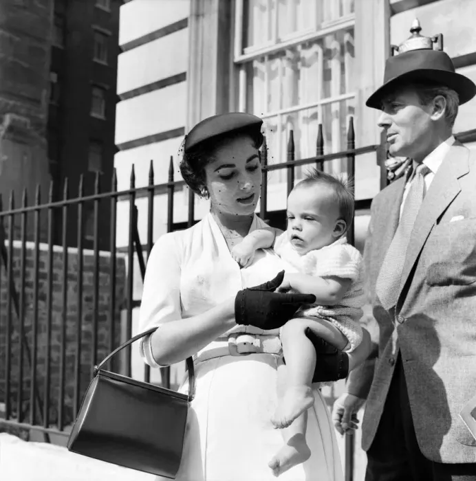 Framed Print : Elizabeth Taylor with the baby and Michael Wilding on the steps of the apartment Framed Print : Elizabeth Taylor with the baby and Michael Wilding on the steps of the apartment