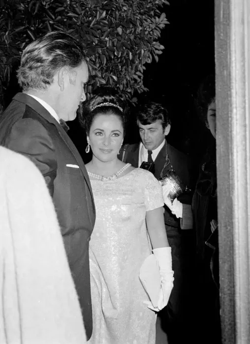 Framed Print : Elizabeth Taylor at Bistro in Beverly Hills. Liz Taylor November 1965 Framed Print : Elizabeth Taylor at Bistro in Beverly Hills. Liz Taylor November 1965