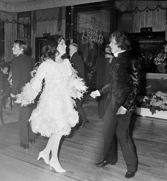 Framed Print : Elizabeth Taylor dancing with Nureyev March 1968 A©Mirrorpix
