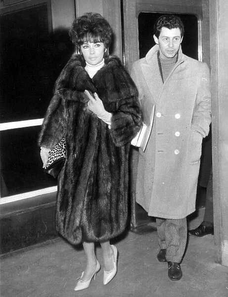ELIZABETH TAYLOR & EDDIE FISHER AT LONDON AIRPORT - FEBRUARY 1961