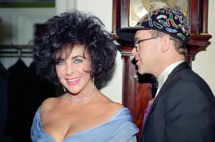Framed Print : Elizabeth Taylor and Elton John at a gala dinner in aid of the AIDS Crisis Trust in
