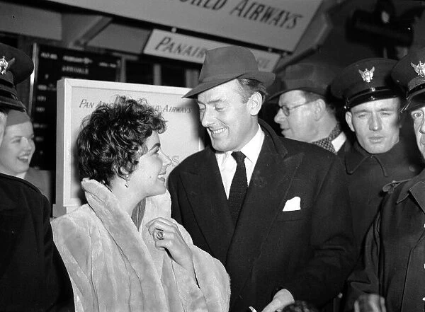 Elizabeth Taylor feb 1952 arrival at the London Airport with Michael Wilding
