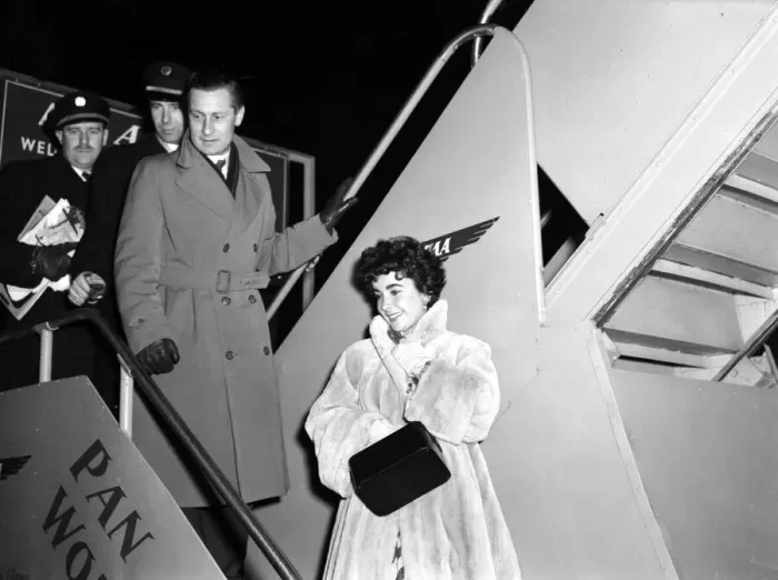 Framed Print : Elizabeth Taylor feb 1952 arrival at the London Airport with Michael Wilding Framed Print : Elizabeth Taylor feb 1952 arrival at the London Airport with Michael Wilding