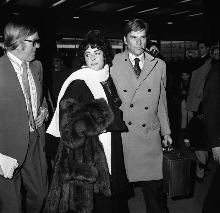 Framed Print : Elizabeth Taylor and husband John Warner in London December 1976 arriving Framed Print : Elizabeth Taylor and husband John Warner in London December 1976 arriving